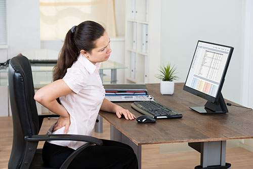 앉아서 일하는 환경이 척추 컨디션에 미치는 일상적 영향