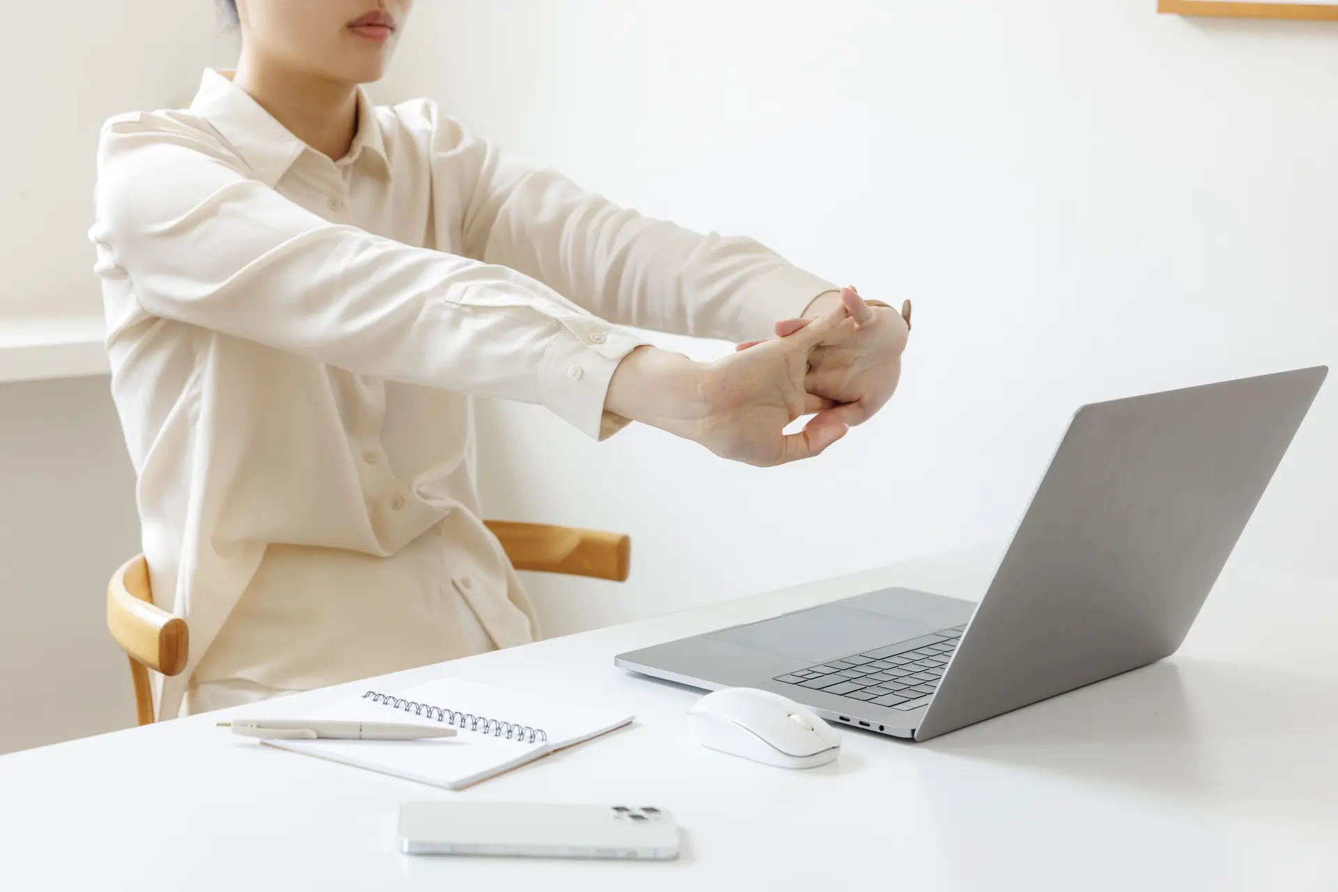 장시간 앉아 있는 생활 속 균형을 위한 작은 변화